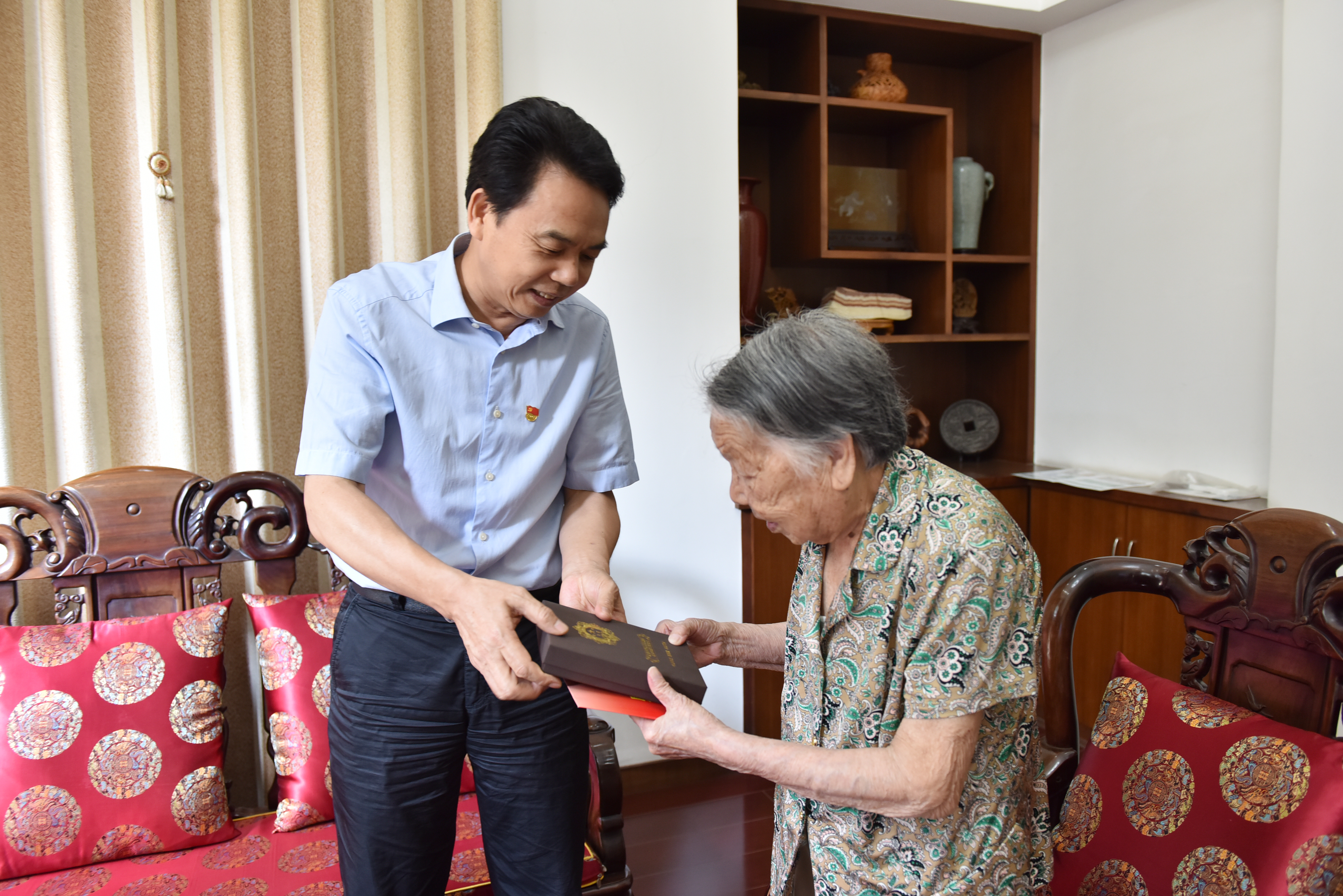 馮聲波慰問2.jpg