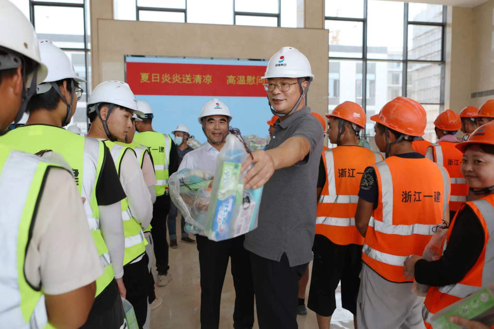 浙江一建，吳飛到浙江一建杭州錢塘健康驛站項(xiàng)目開展高溫慰問 (2).jpg
