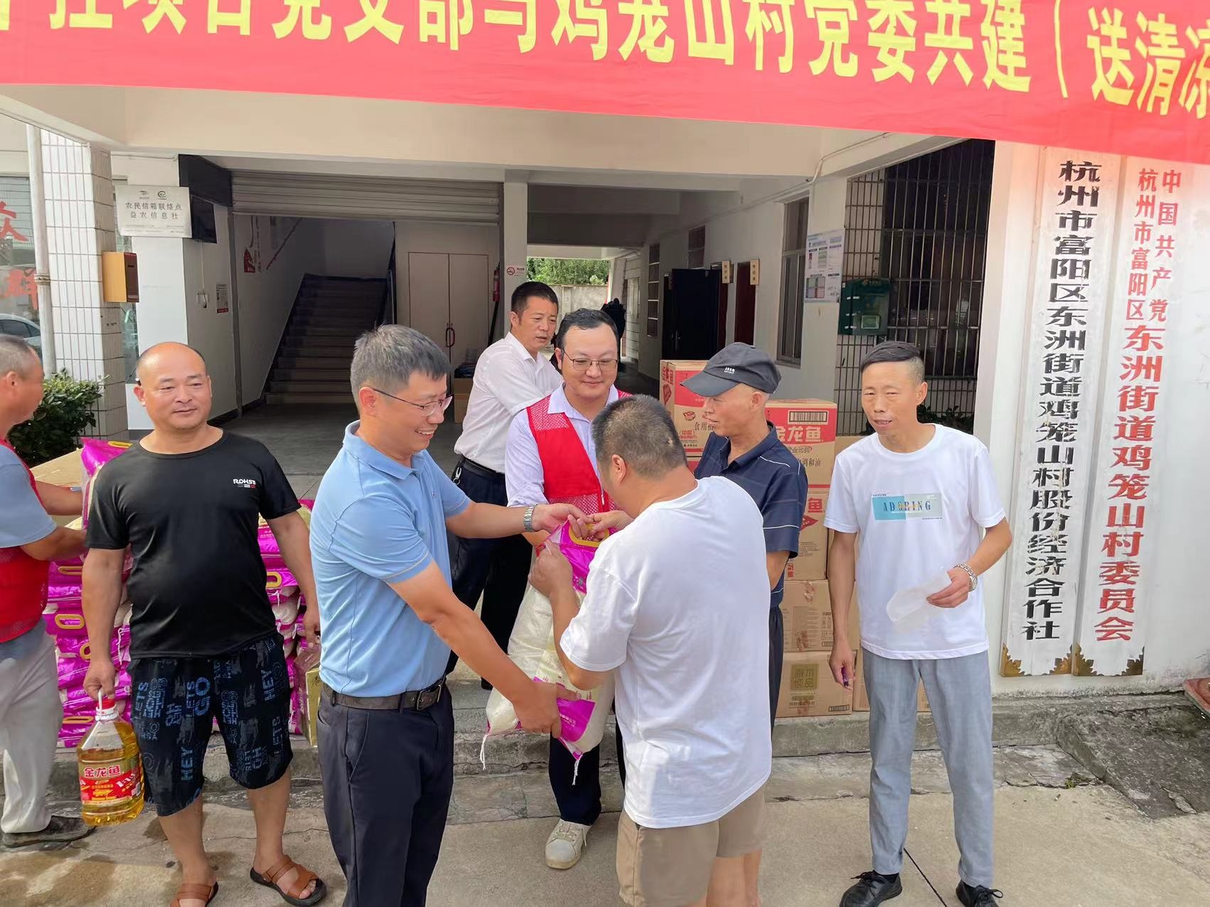 中控二期項(xiàng)目部高溫送清涼2.jpg