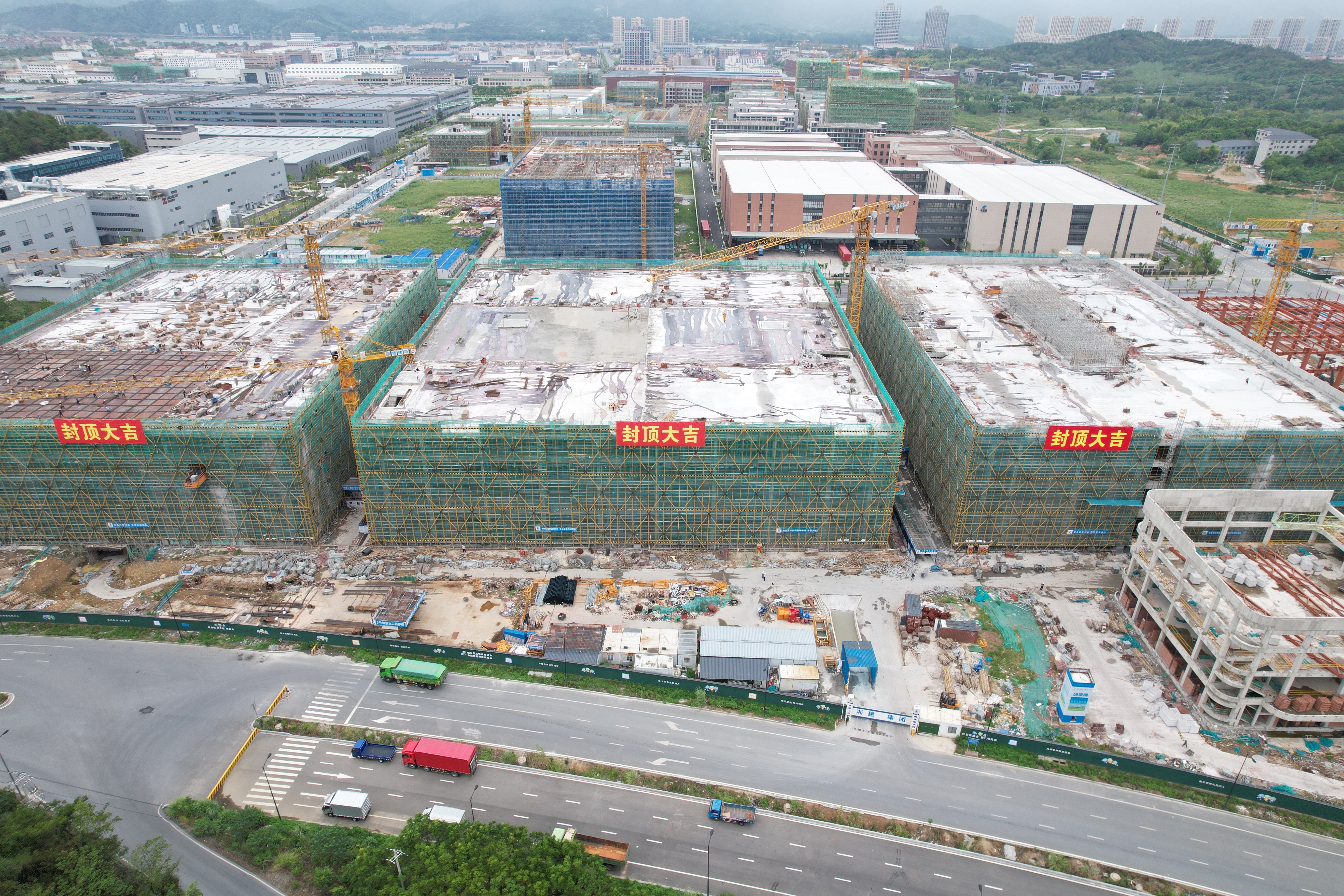 浙江一建，浙江一建海康威視（桐廬三期）項目主體結構順利封頂.jpg