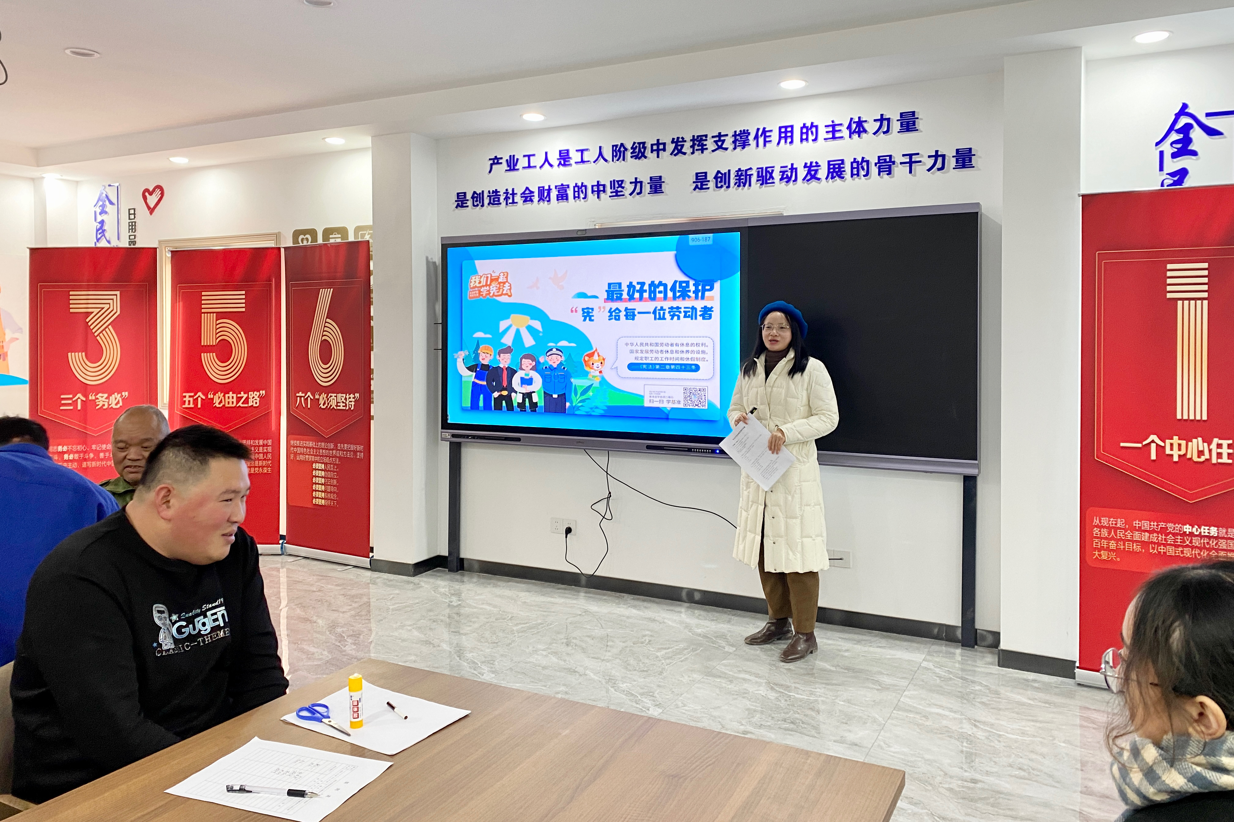 戴怡益宣講憲法知識(shí)1.jpg