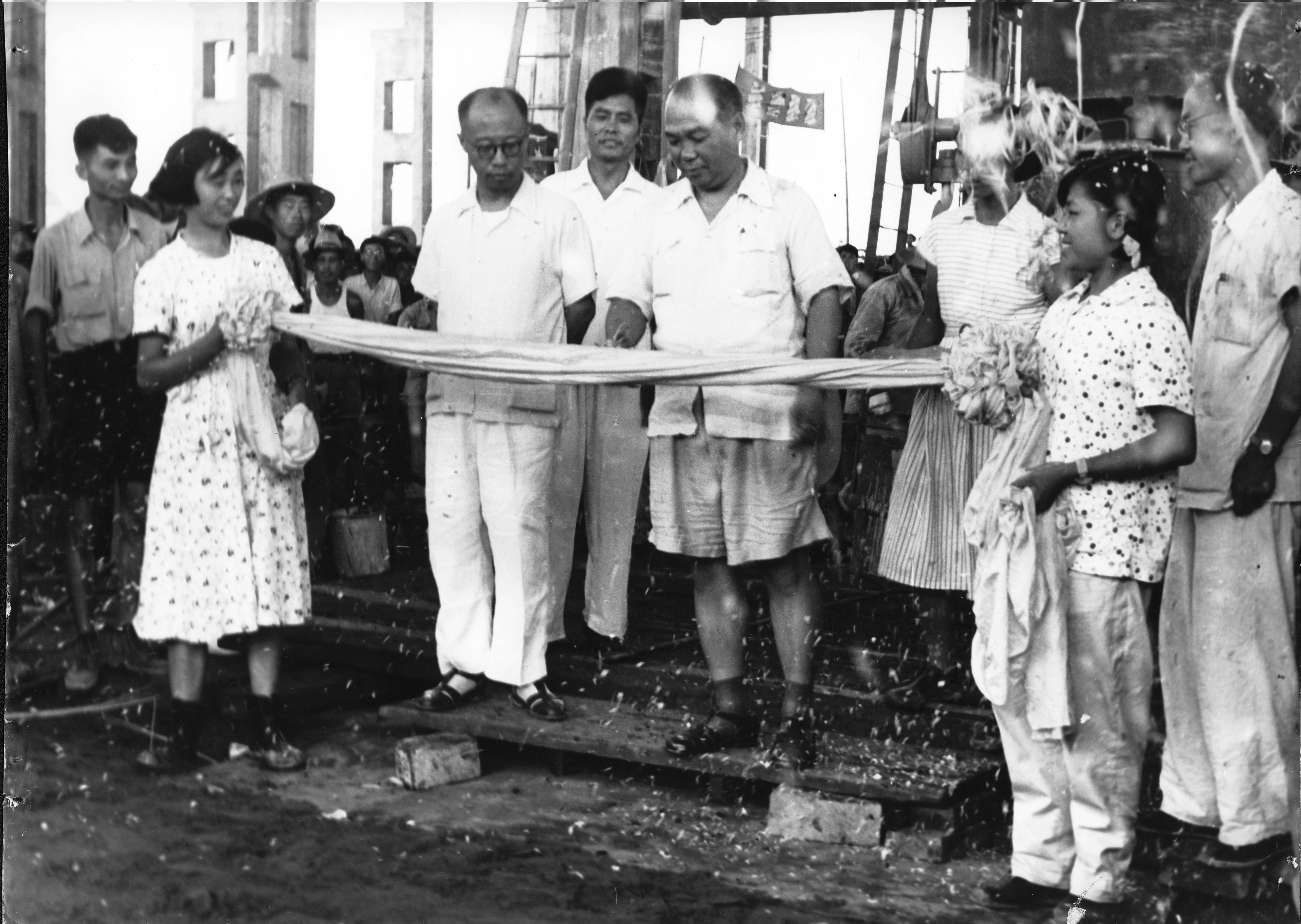 1958年 ，浙江省委書記江華、副省長為杭氧鑄造車間建成剪彩.jpg