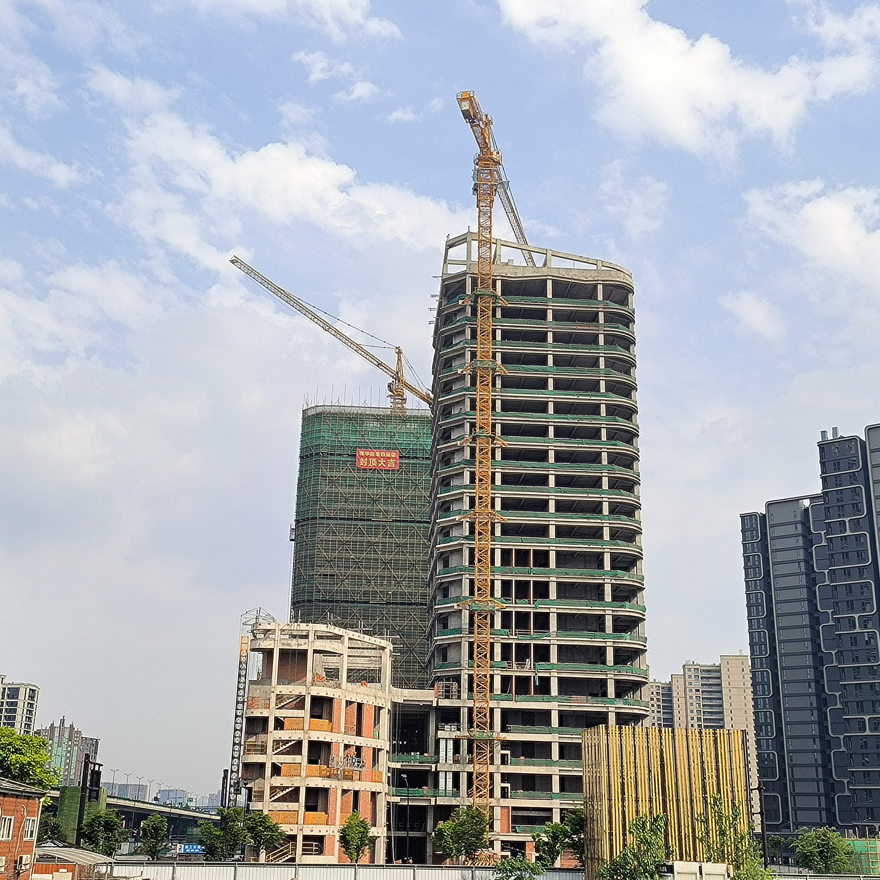浙江一建，浙江一建建華商業(yè)大廈項(xiàng)目順利結(jié)頂 (2).jpg