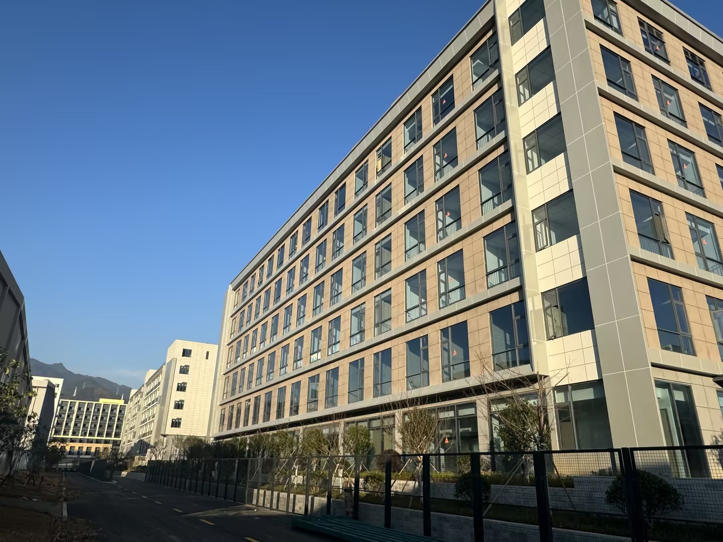 浙江一建，浙江一建松陽縣智慧交通產(chǎn)業(yè)園配套用房項目順利通過竣工驗收.jpg