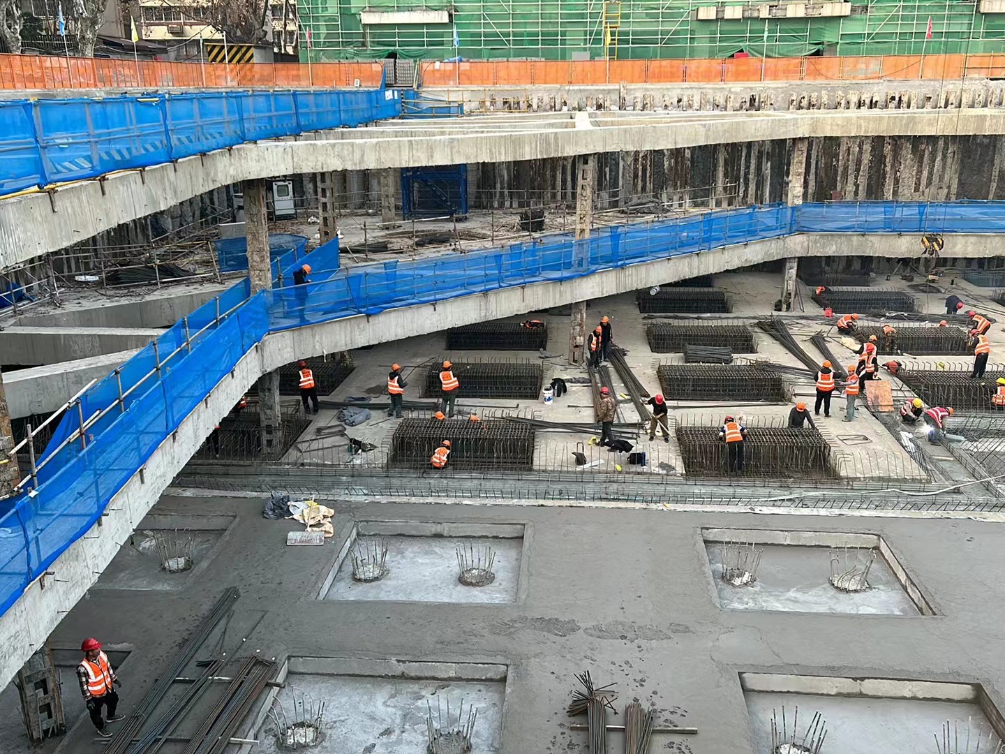 浙江一建省屬文三路項(xiàng)目正在進(jìn)行底板鋼筋綁扎 (2).jpg