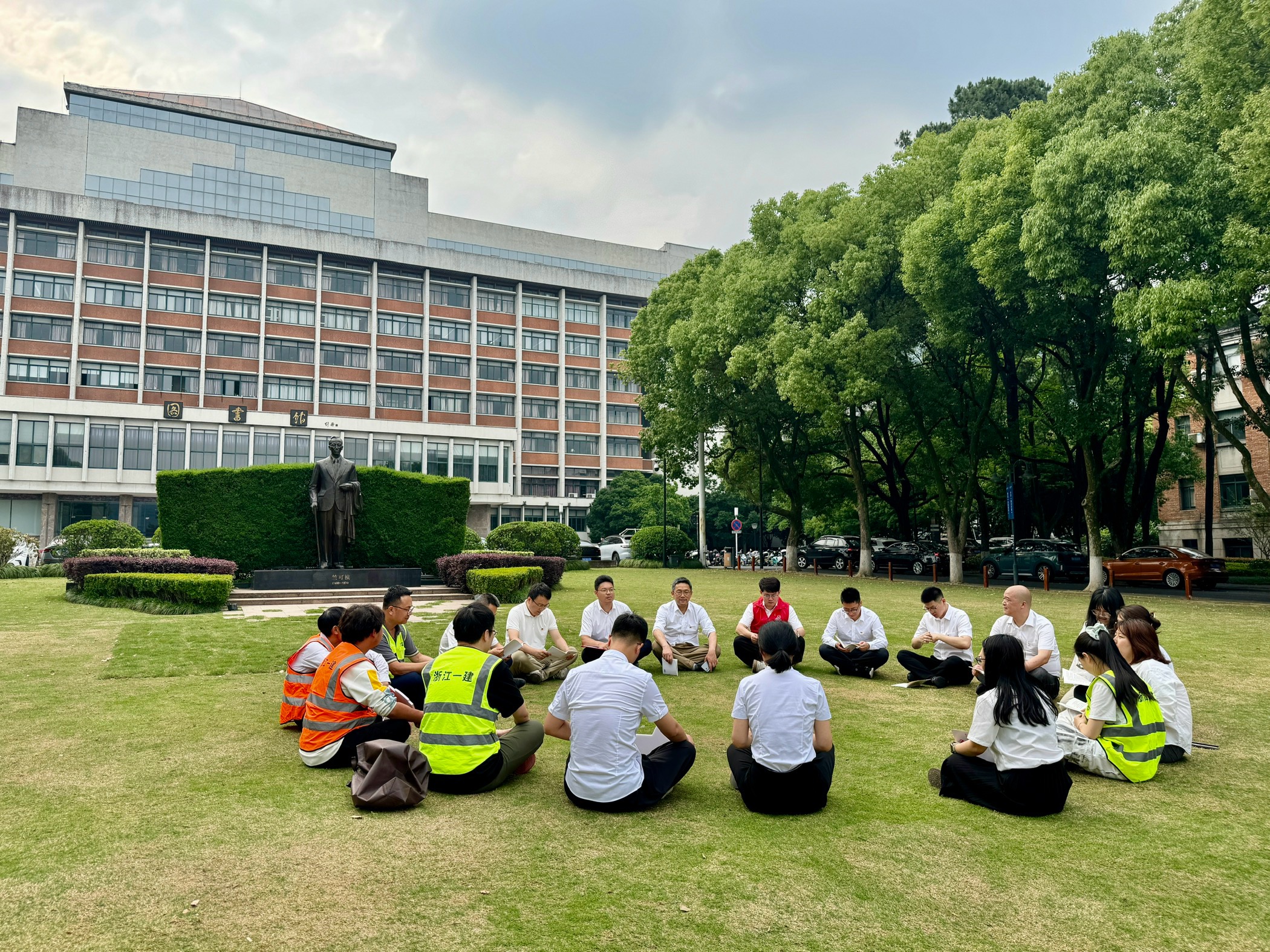 浙江一建，浙江一建總承包公司組織開展“同心同行｜520杭州，新老建設(shè)者共赴浙江大學(xué)尋訪一建經(jīng)典”主題活動 (2).jpg